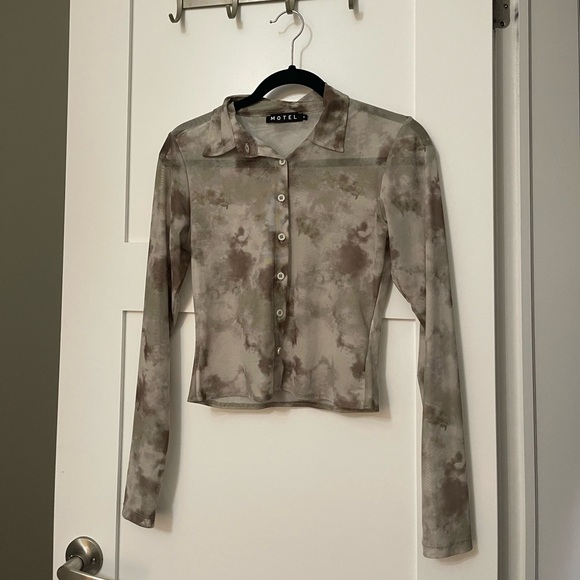 ***SOLD****MOTEL ROCKS Button Down Top 🥑 - Picture 2 of 6